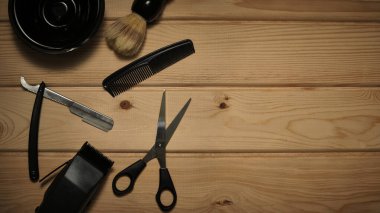 ahşap arka planda berber araçları