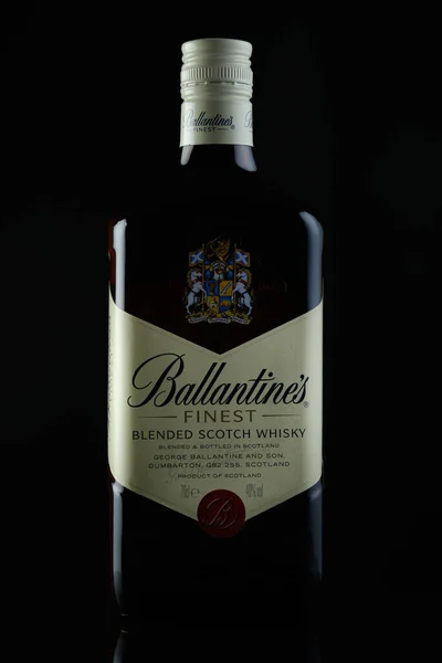 Ballantines Whisky auf schwarzem Hintergrund — Stockfoto