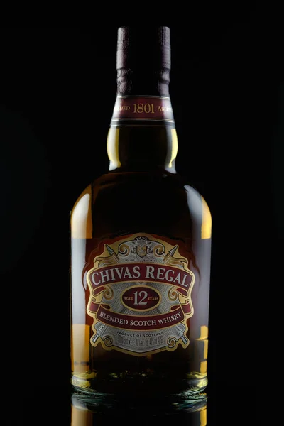 Chivas Regal威士忌，黑色背景 — 图库照片