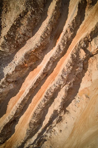 넓게 펼쳐진 구덩이 모래 채석장의 가장자리 — 스톡 사진