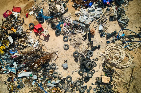 汽车轮胎和建筑垃圾填埋 — 图库照片