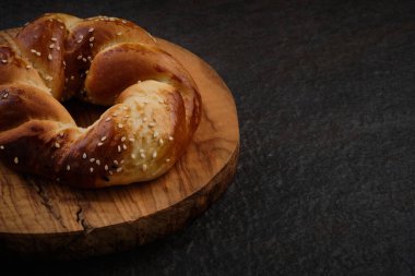 Tahtada servis edilen acma hamur işi.