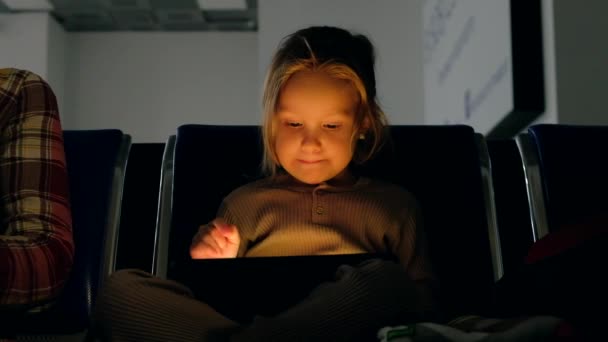 Toddler girl uses tablet — Stock Video