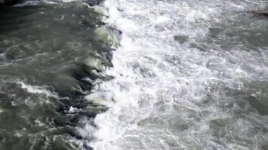 Nehir suyu akıntısı