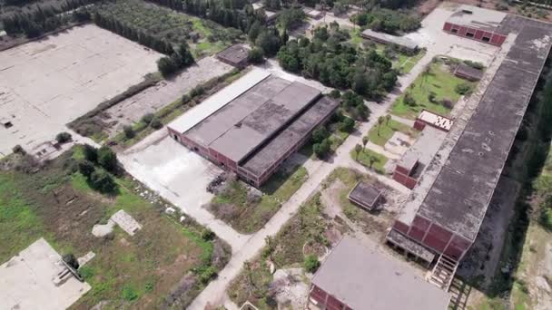 Edificios abandonados industriales en ruinas vista aérea — Vídeos de Stock