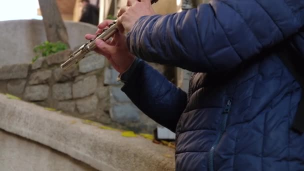 Straatmuzikant speelt fluit — Stockvideo