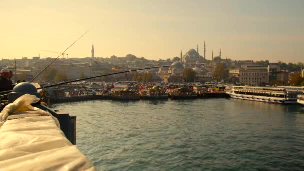 Pescatori sul ponte di Galata — Video Stock