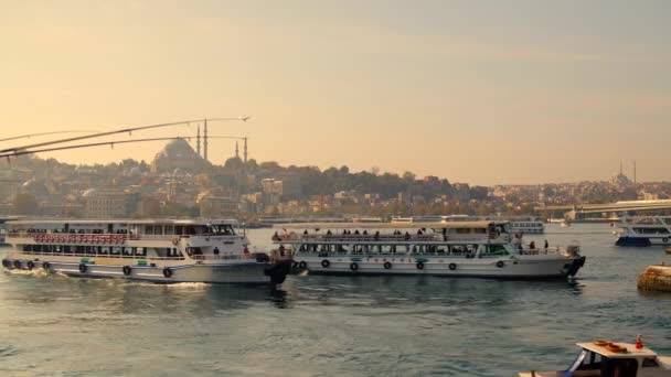 Ferryboats en Golden Horn bay — Vídeos de Stock
