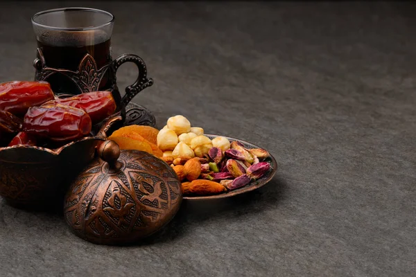 Frutos secos e chá na bancada de pedra — Fotografia de Stock