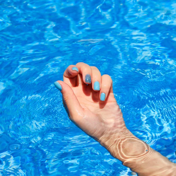 Close Female Manicured Hands Womans Hands Bright Glitter Blue Fingernails — Stockfoto