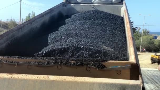 Asphalt Truck Unloading Gravel Tar Mix Asphalt Paving Train Tipper — Wideo stockowe
