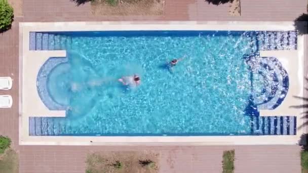 Man Dives Swimming Pool Woman Going Out Swimming Pool Real — Stok video