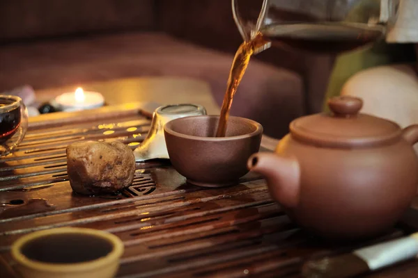 Завариваю Чай Пуэрх Традиционная Китайская Чайная Церемония Чай Разливается Чайника — стоковое фото