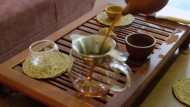 Brewing Puerh Tea Person Pours Tea Yixing Clay Teapot Bowl — Stockvideo