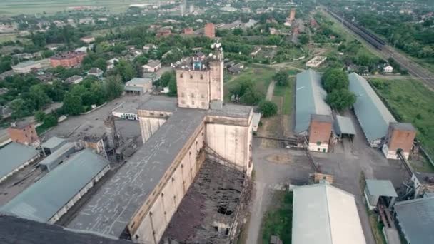 Aerial Circular View Old Abandoned Grain Processing Storing Facility Silos — Vídeos de Stock