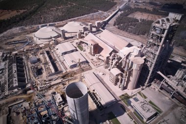Büyük çimento üretim tesisi. Silo kulelerinin, boruların ve sanayi bölgesinin diğer yapılarının havadan görüntüsü