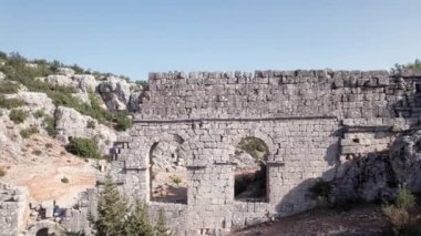 Roma su kemeri harap oldu. Mersin 'in Silifke ilinin Olba antik kenti. Hava görünümü