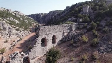 Roma su kemeri harap oldu. Mersin 'in Silifke ilinin Olba antik kenti. Hava görünümü