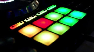 Farklı renk pedlerle parıldayan müzik örnekleri. Dijital ses oluşturma makinesi. DJ ses ekipmanı