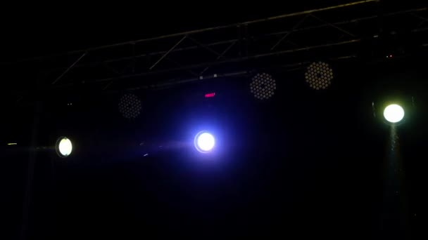 Los Rayos Luz Intermitentes Brillan Intensamente Proyectores Coloridos Una Fiesta — Vídeo de stock