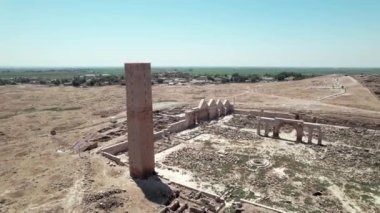 Harran Üniversitesi 'nin restore edilmiş kalıntıları. Türkiye 'nin Şanlıurfa ilinin Yukarı Mezopotamya ilçesinde dünyanın en eski yerleşim birimlerinden birinde antik kalıntılar bulunuyor.