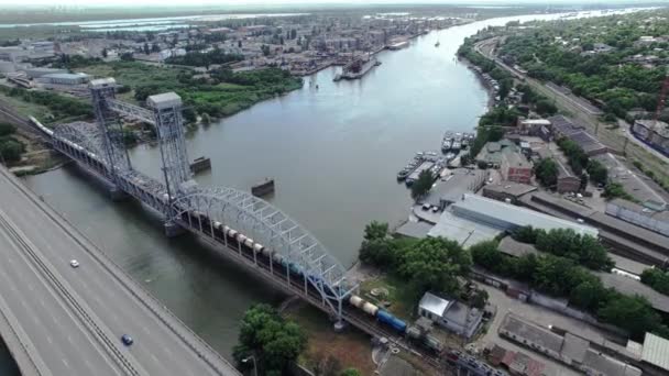 Vista Aérea Los Coches Que Conducen Una Autopista Tren Conduce — Vídeos de Stock