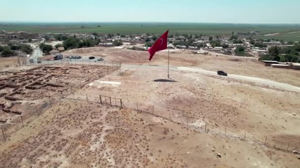Aerial View Archaeological Excavation Site Harran University Waving Turkish Flag — Vídeos de Stock