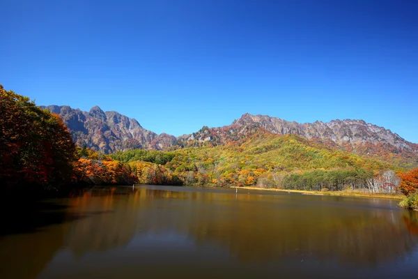 Hory a rybník na podzim — Stock fotografie