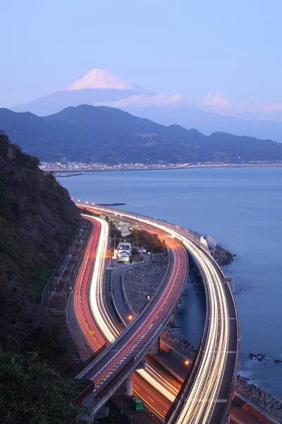 Нічний погляд Mt. Fuji та Автострада — стокове фото