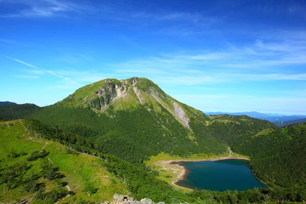 Montanha e lagoa azul — Fotografia de Stock