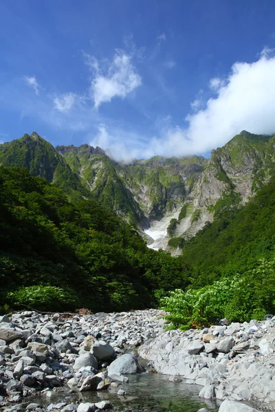 Dağ ve karlı vadi — Stok fotoğraf