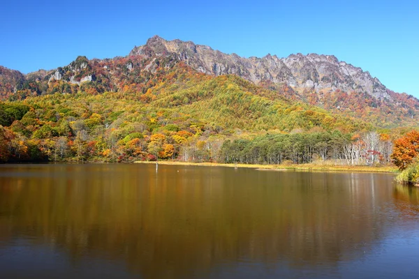 Mountain and pond in autumn — Stock Photo, Image