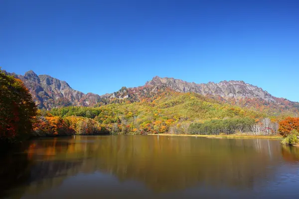 Mountain and pond in autumn — Stock Photo, Image