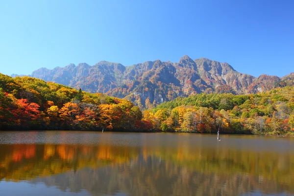 Berg und Teich im Herbst — Stockfoto