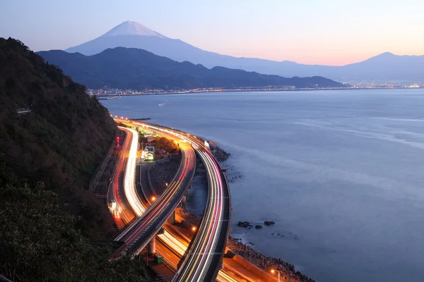 Vista noturna do Monte. Fuji e via expressa — Fotografia de Stock