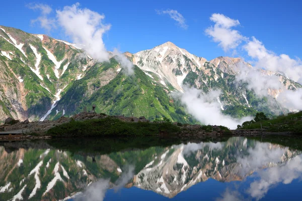 Reflet de montagne dans l'étang — Photo