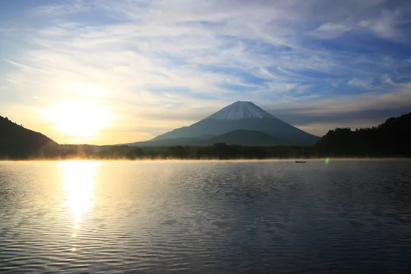 夜明けの富士山と湖商事 — ストック写真