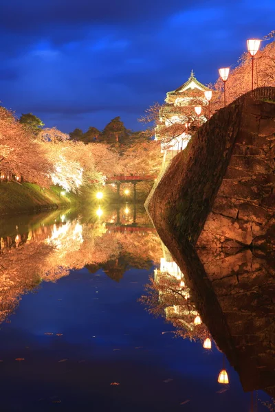 Lumière du château d'Hirosaki et des fleurs de cerisier — Photo
