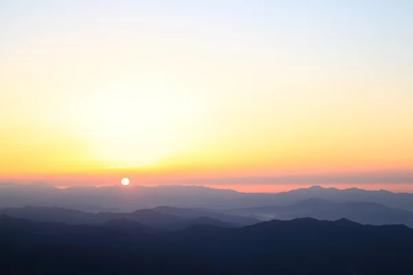 Morning sun rises in the mountain — Stock Photo, Image