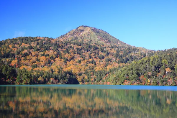 Mountain and pond in autumn — Stock Photo, Image