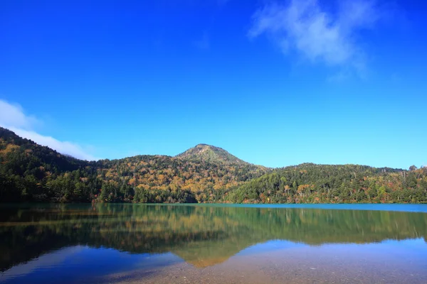 Montaña y estanque en otoño — Foto de Stock