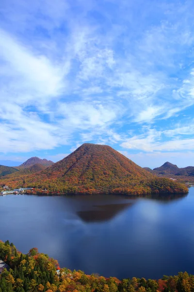 Couleurs automnales de la montagne et du lac — Photo