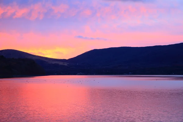 Jezero ranní záře — Stock fotografie