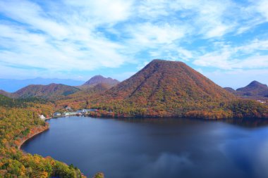 dağ ve göl sonbahar renkleri
