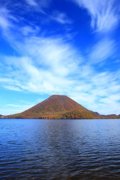 Осінні кольори гори і озеро — стокове фото