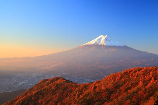 Mt. Fuji glows in the morning sun — Stock Photo, Image