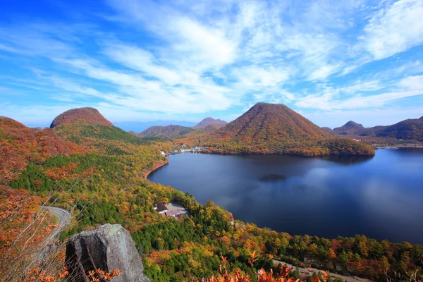山と湖の秋の色 — ストック写真