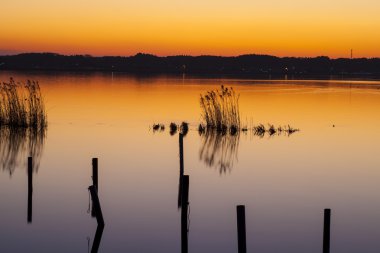 Gün batımında göl