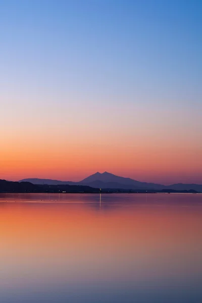 Sjön och bergen vid solnedgången — Stockfoto