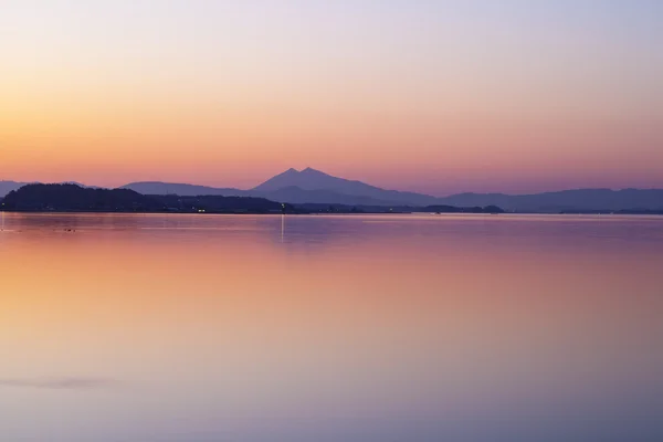 Lago e montagna al tramonto — Foto Stock